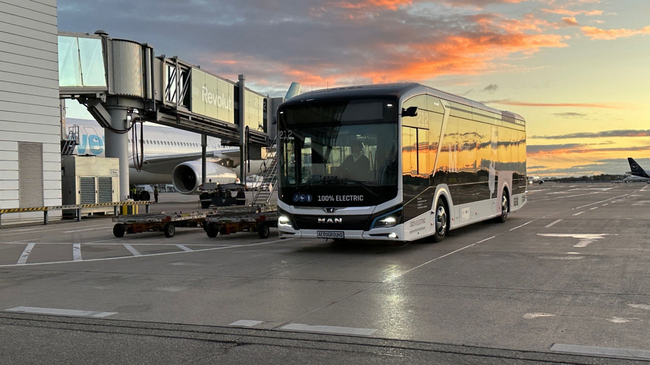 Mehrere Stadtbusse parkend am Flughafen